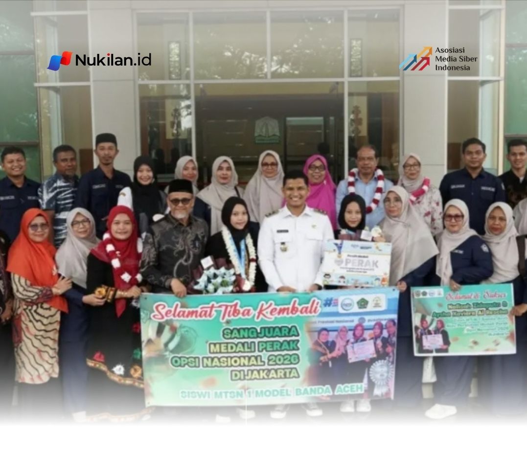 Wakil Wali Kota Banda Aceh Afdhal Khalilullah bersama Kepala Kantor Kementerian Agama (Kakankemenag) Kota Banda Aceh Salman Arifin menyambut dua siswi MTsN 1 Model Banda Aceh yang berhasil meraih Medali Perak pada Olimpiade Penelitian Siswa Indonesia (OPSI) Nasional 2026. (FOTO: FOR NUKILAN)