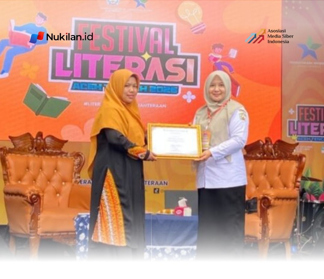 Dosen Institut Agama Islam Negeri (IAIN) Takengon, Alsabarni, AMD., M.Pd., menyerahkan dua buku hasil karyanya kepada Dinas Perpustakaan dan Arsip Kabupaten Aceh Tengah, Rabu (30/9/2026). (Foto: For Nukilan)