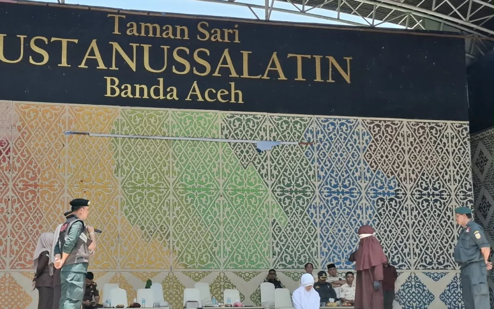 Proses eksekusi cambuk di Taman Bustanussalatin, Kota Banda Aceh, Kamis 15 Oktober 2026. (Foto: Dok. Kejari BNA)