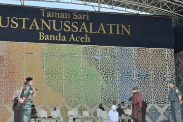 Proses eksekusi cambuk di Taman Bustanussalatin, Kota Banda Aceh, Kamis  15 Oktober 2026. (Foto: Dok. Kejari BNA)