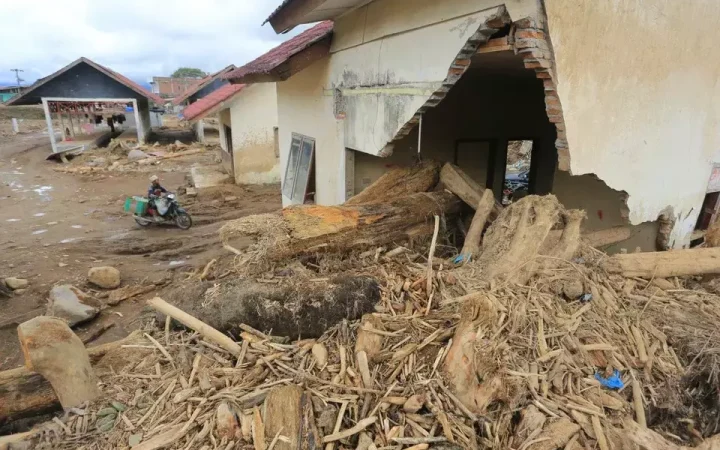 Ilustrasi banjir bandang Aceh (Foto: Antara/Syifa Yulinnas)
