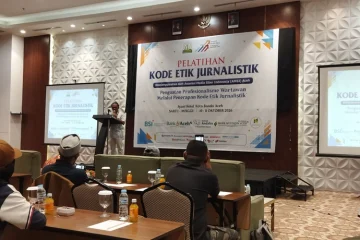Ketua AMSI, Aryos Nivada memberikan sambutan dalam acara pelatihan Kode Etik Jurnalistik yang diselenggarakan AMSI Aceh di Ayani Hotel, Banda Aceh, Sabtu (10/10/2026). (Foto: Nukilan/Sammy)