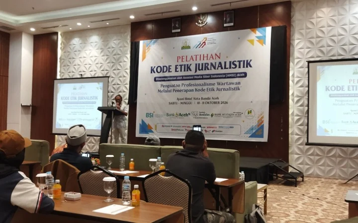 Ketua AMSI, Aryos Nivada memberikan sambutan dalam acara pelatihan Kode Etik Jurnalistik yang diselenggarakan AMSI Aceh di Ayani Hotel, Banda Aceh, Sabtu (10/10/2026). (Foto: Nukilan/Sammy)