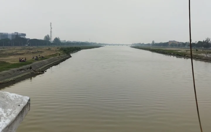 Asap akibat karhutla tampak dari Jembatan Lamnyong, Banda Aceh. (Foto: Nukilan/Sammy)
