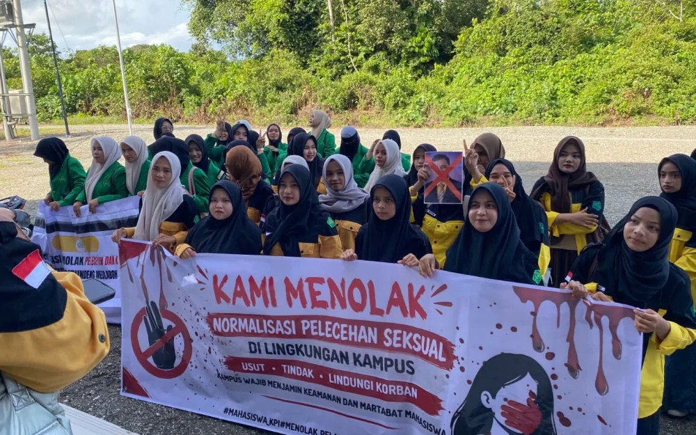 Mahasiswa Program Studi Komunikasi dan Penyiaran Islam (KPI) STAIN Teungku Dirundeng Meulaboh menggelar aksi damai dan berorasi di depan kampus, Selasa (6/10/2026). (Foto: Ist)