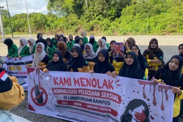 Mahasiswa Program Studi Komunikasi dan Penyiaran Islam (KPI) STAIN Teungku Dirundeng Meulaboh menggelar aksi damai dan berorasi di depan kampus, Selasa (6/10/2026). (Foto: Ist)