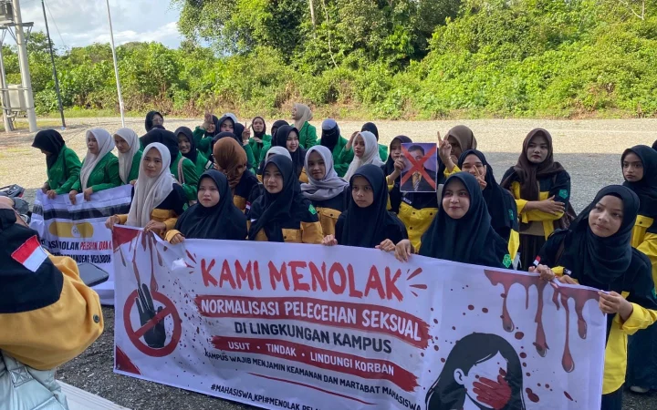 Mahasiswa Program Studi Komunikasi dan Penyiaran Islam (KPI) STAIN Teungku Dirundeng Meulaboh menggelar aksi damai dan berorasi di depan kampus, Selasa (6/10/2026). (Foto: Ist)