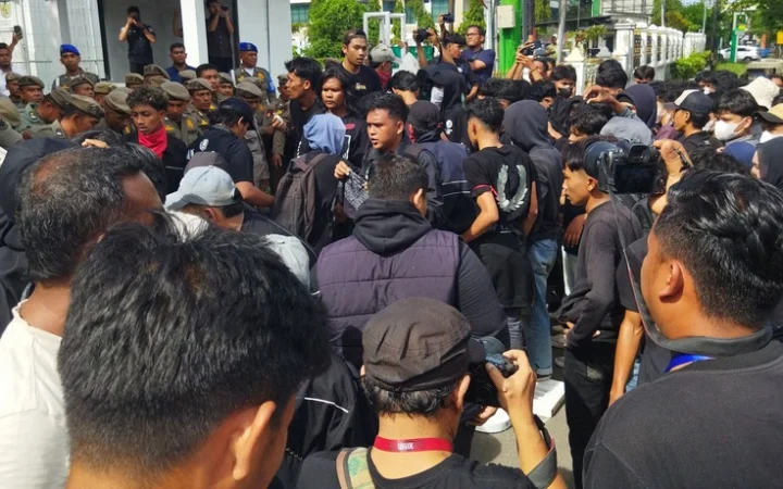 Massa aksi dihadang barikade polisi dan personel Satpol PP-WH di pintu masuk Kantor Gubernur Aceh, Selasa (20/10/2026). (Foto: Nukilan/Sammy)