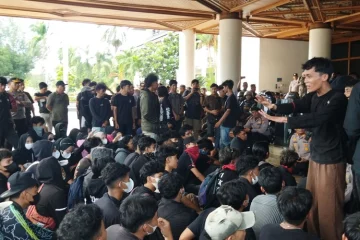 Massa aksi menduduki area lobi Kantor Gubernur Aceh, Selasa (20/10/2026). (Foto: Nukilan/Sammy)