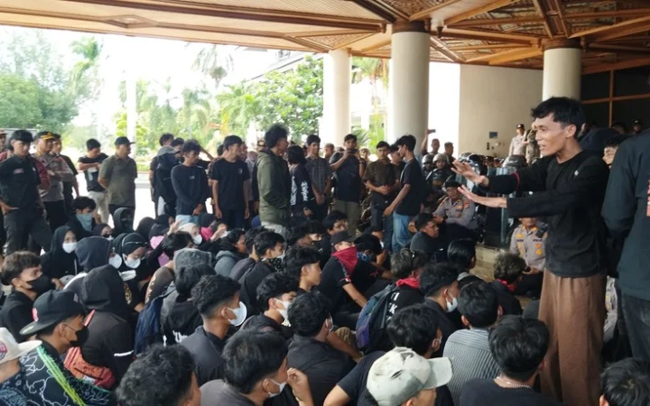 Massa aksi menduduki area lobi Kantor Gubernur Aceh, Selasa (20/10/2026). (Foto: Nukilan/Sammy)