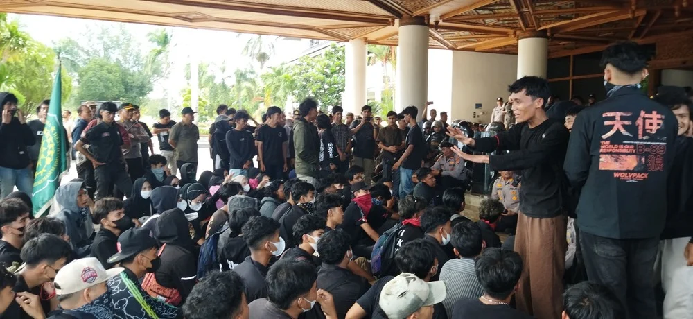 Massa aksi menduduki area lobi Kantor Gubernur Aceh, Selasa (20/10/2026). (Foto: Nukilan/Sammy)