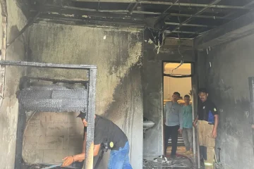 Kebakaran satu unit asrama putra di Kampus Universitas Abulyatama, Gampong Lampoh Keudee, Kecamatan Kuta Baro, Kabupaten Aceh Besar, Jumat (23/10/2026). (Foto: Damkar Aceh Besar)