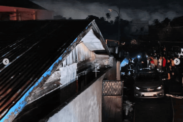 Kebakaran sejumlah rumah warga di Kompleks Perumahan Permata Puni, Kecamatan Darul Imarah, Kabupaten Aceh Besar, Minggu (25/10/2026) dini hari. (Foto: Dok Damkar Aceh Besar)