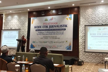 Plt Sekda Aceh, Taufik saat memberikan sambutan dalam acara pelatihan Kode Etik Jurnalistik yang diselenggarakan AMSI Aceh di Ayani Hotel, Banda Aceh, Sabtu (10/10/2026). (Foto: Nukilan/Sammy)