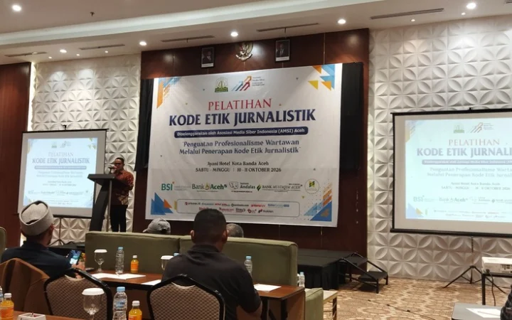 Plt Sekda Aceh, Taufik saat memberikan sambutan dalam acara pelatihan Kode Etik Jurnalistik yang diselenggarakan AMSI Aceh di Ayani Hotel, Banda Aceh, Sabtu (10/10/2026). (Foto: Nukilan/Sammy)