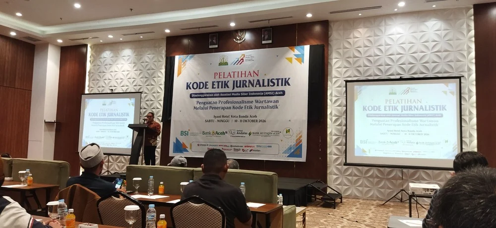 Plt Sekda Aceh, Taufik saat memberikan sambutan dalam acara pelatihan Kode Etik Jurnalistik yang diselenggarakan AMSI Aceh di Ayani Hotel, Banda Aceh, Sabtu (10/10/2026). (Foto: Nukilan/Sammy)