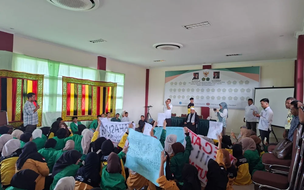 Mahasiswa Program Studi Komunikasi dan Penyiaran Islam (KPI) STAIN Teungku Dirundeng Meulaboh menggelar aksi damai menuntut transparansi penanganan dugaan kekerasan dan pelecehan seksual yang melibatkan seorang dosen, Selasa (6/10/2026). (Foto: Ist)