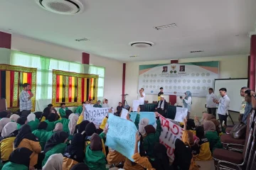 Mahasiswa Program Studi Komunikasi dan Penyiaran Islam (KPI) STAIN Teungku Dirundeng Meulaboh menggelar aksi damai menuntut transparansi penanganan dugaan kekerasan dan pelecehan seksual yang melibatkan seorang dosen, Selasa (6/10/2026). (Foto: Ist)