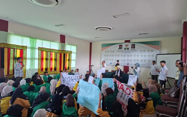 Mahasiswa Program Studi Komunikasi dan Penyiaran Islam (KPI) STAIN Teungku Dirundeng Meulaboh menggelar aksi damai menuntut transparansi penanganan dugaan kekerasan dan pelecehan seksual yang melibatkan seorang dosen, Selasa (6/10/2026). (Foto: Ist)