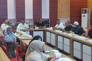Badan Legislasi (Banleg) DPRK Aceh Utara bersama Pemerintah Kabupaten Aceh Utara berkonsultasi dengan Dinas Energi dan Sumber Daya Mineral (ESDM) Aceh terkait penyusunan Rancangan Qanun Kabupaten Aceh Utara tentang Pengelolaan Sumur Minyak Masyarakat. (Foto: For Nukilan)