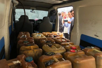 Satuan Tugas (Satgas) Penertiban Pendistribusian BBM Bersubsidi, Jenis BBM Khusus Penugasan (JBKP), dan LPG 3 Kg Provinsi Aceh menemukan dugaan penyalahgunaan Pertalite serta praktik pengoplosan BBM dalam inspeksi mendadak di sejumlah lokasi di Kota Banda Aceh, Jumat (25/9/2026). (FOTO: DINAS ESDM ACEH)