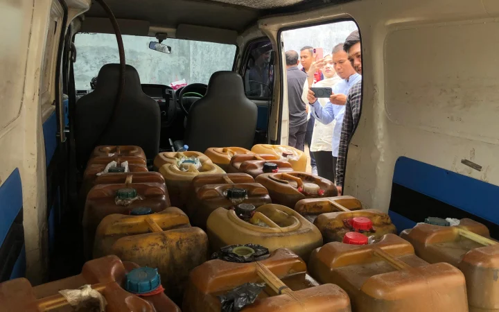 Satuan Tugas (Satgas) Penertiban Pendistribusian BBM Bersubsidi, Jenis BBM Khusus Penugasan (JBKP), dan LPG 3 Kg Provinsi Aceh menemukan dugaan penyalahgunaan Pertalite serta praktik pengoplosan BBM dalam inspeksi mendadak di sejumlah lokasi di Kota Banda Aceh, Jumat (25/9/2026). (FOTO: DINAS ESDM ACEH)