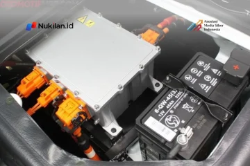Baterai lithium-ion di bawah jok DFSK Glora E, jika terisi penuh bisa menempuh jarak hingga 300 kilometer. (Foto: Otomotifnet)